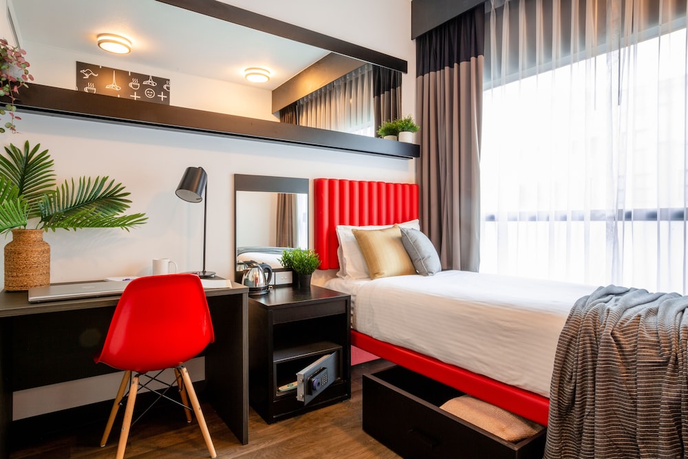 Essence Hotel Carlton 41/55