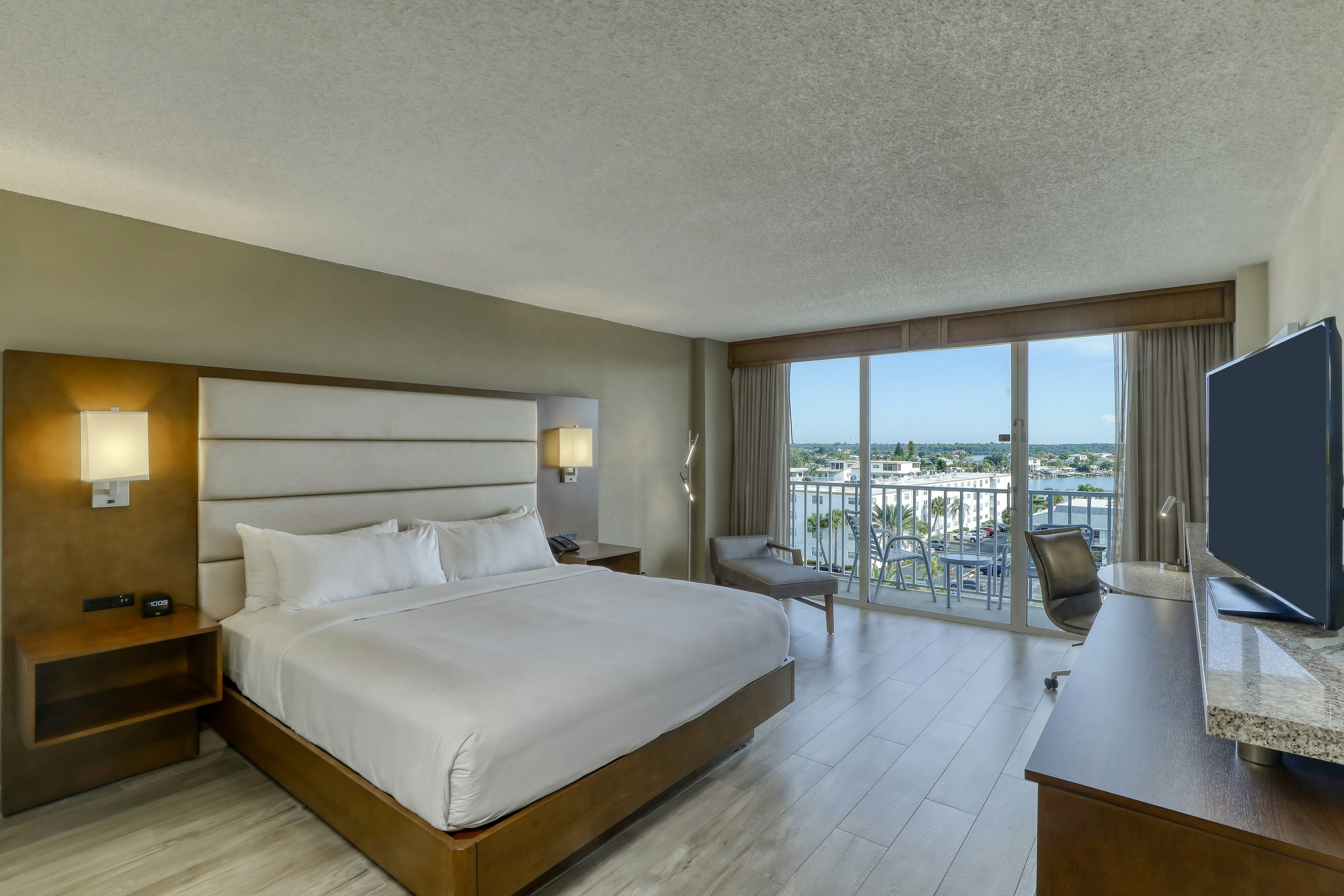 غرفة بسرير كينج في الطابق العلوي لذوي الإعاقة