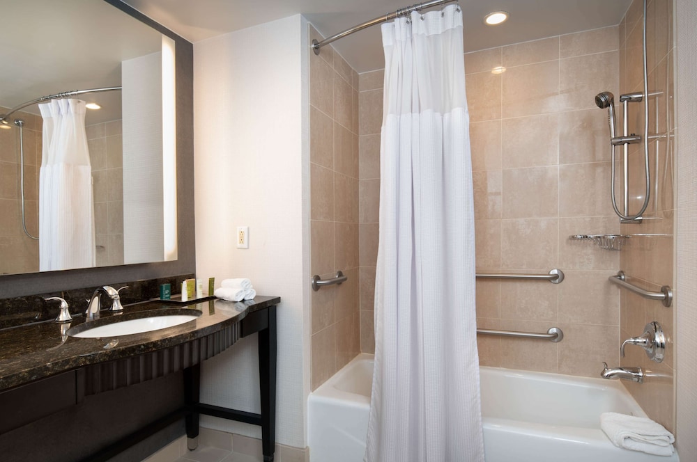Hilton Baltimore Inner Harbor 21/84