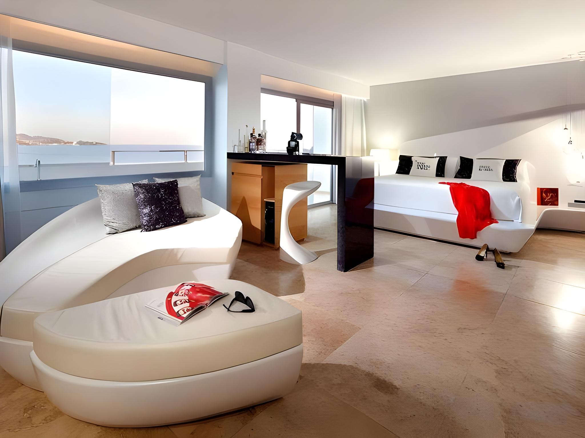 Suite, King Bed, Station View