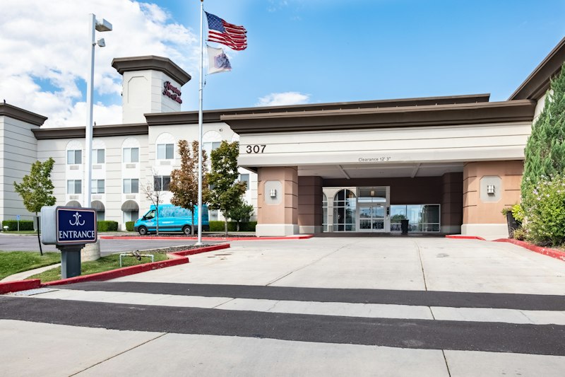 Hampton Inn Suites Salt Lake City Airport 76/82