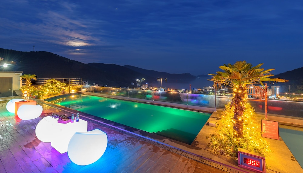 FRIEMILY POOL VILLA AND HOTEL 49/52