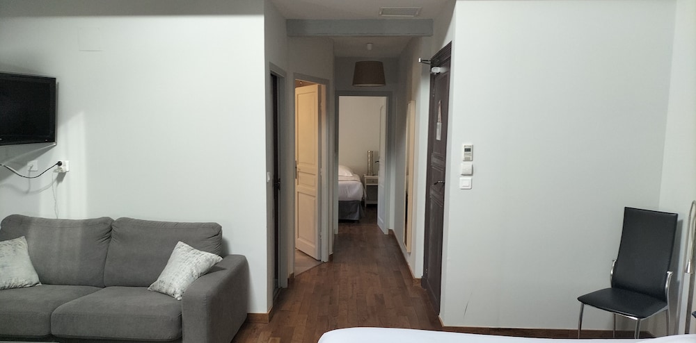 HOTEL CHATEAU DE PALAJA 40/68