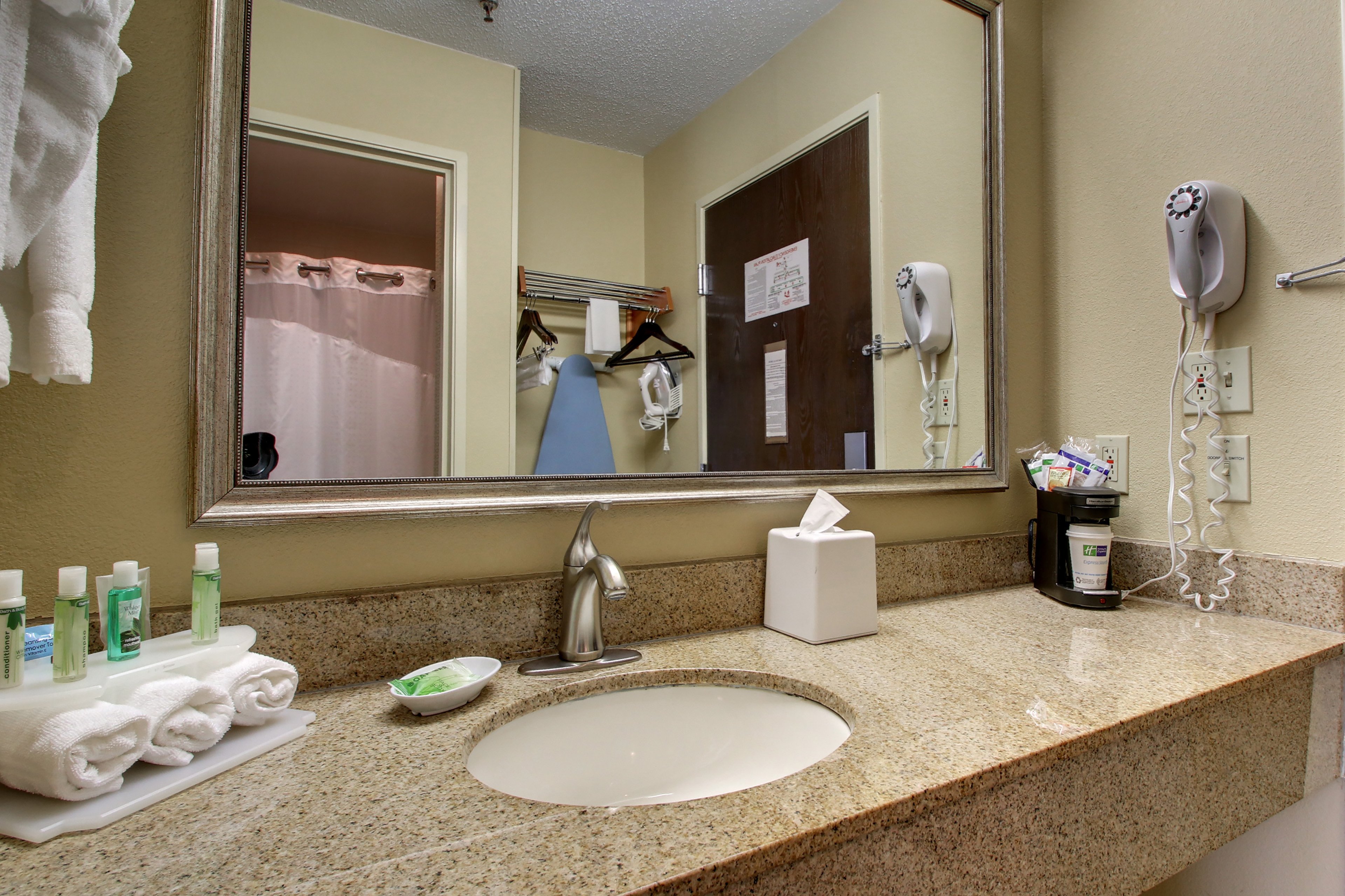 Holiday Inn Express Fort Campbell-Oak Grove 47/48