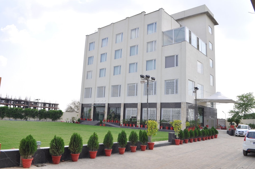 Hotel The Royal Bharti 3/38