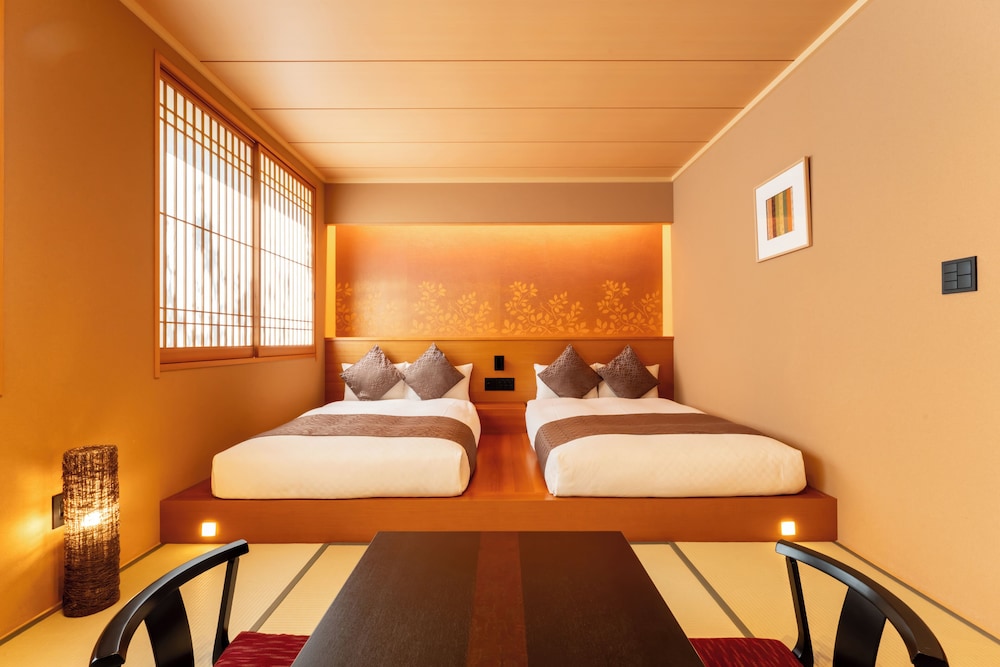 DELUXE, EAST WING