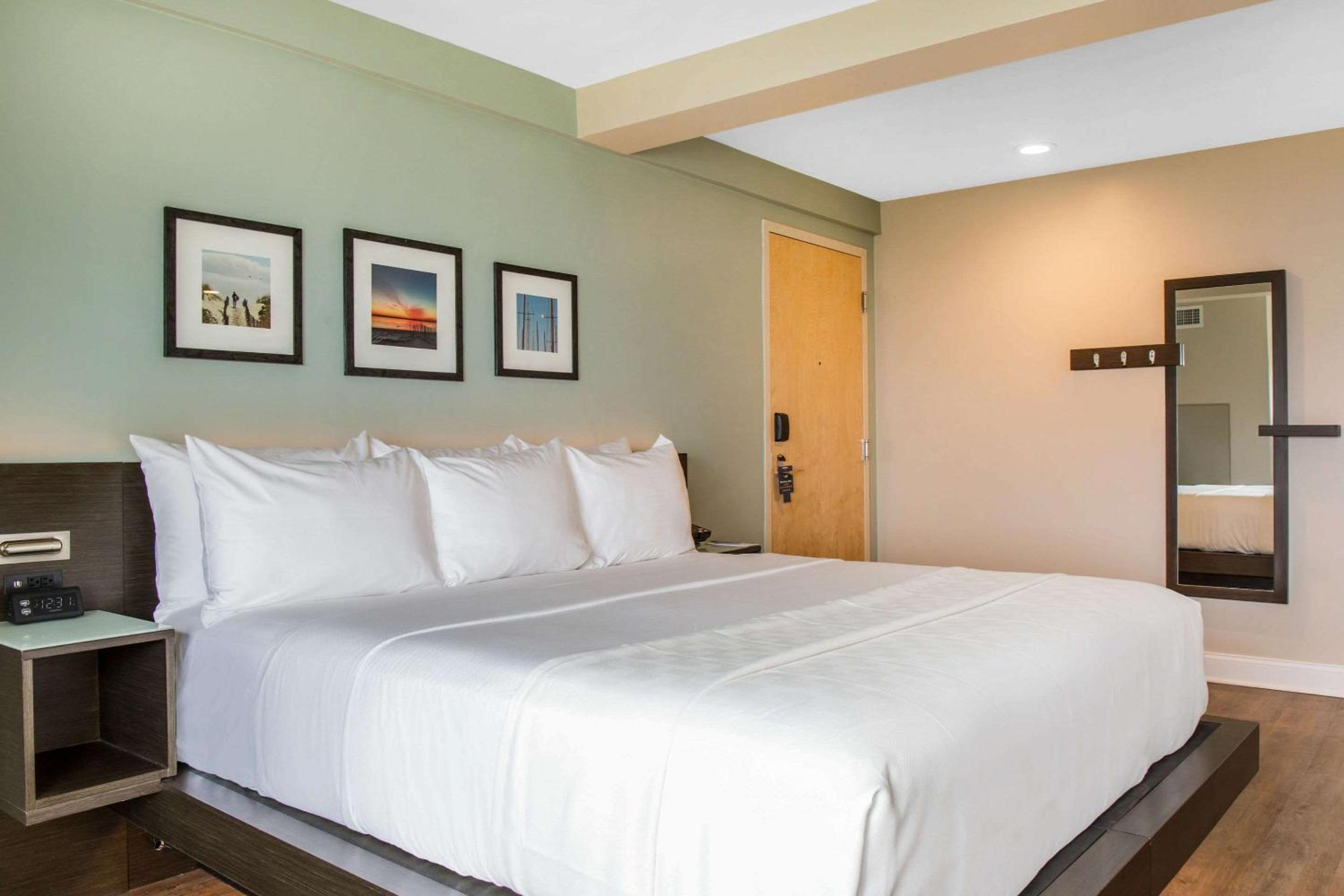 Room at Wyndham Newport Hotel, MIDDLETOWN - RI