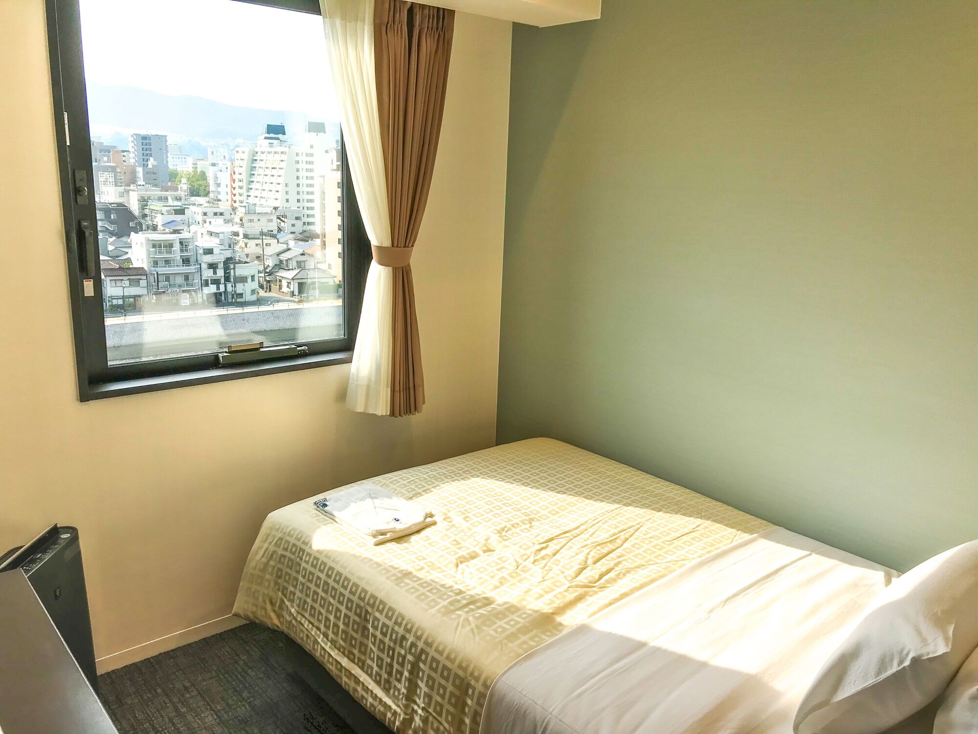 ROOM, SINGLE
