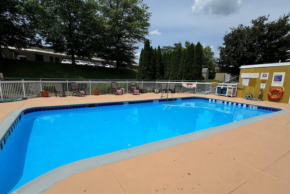 Super 8 by Wyndham New Cumberland 38/64