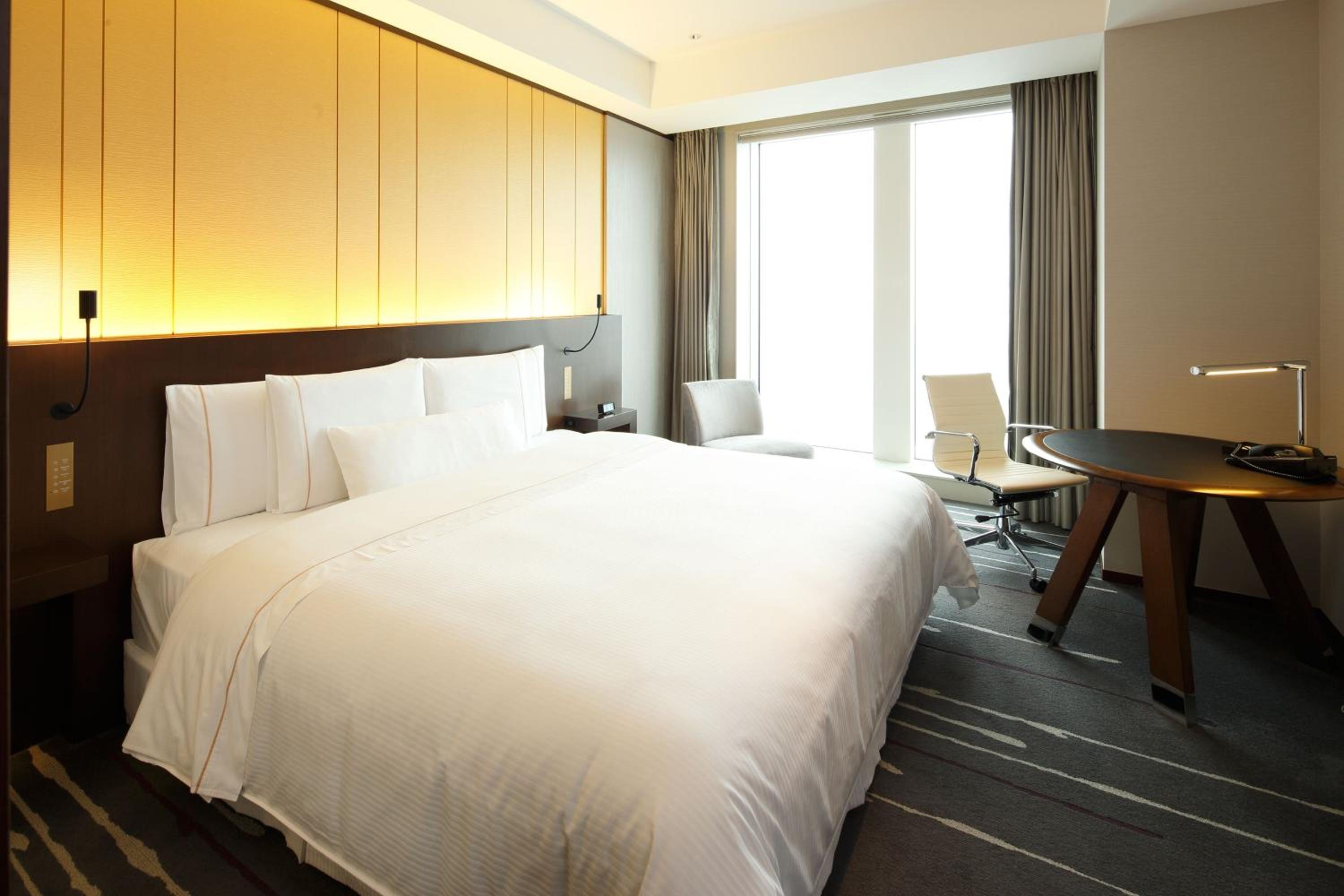 Moderate, King Bed