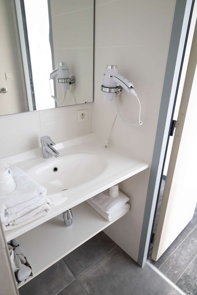 غرفة كومفورت بسريرين منفصلين، Brit Hotel Confort Saint-Lo 5/5