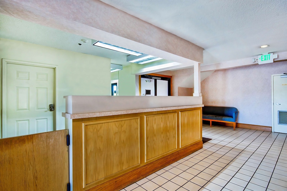 Lobby at Motel6 Jeffersonville, IN - Louisville, JEFFERSONVILLE - IN