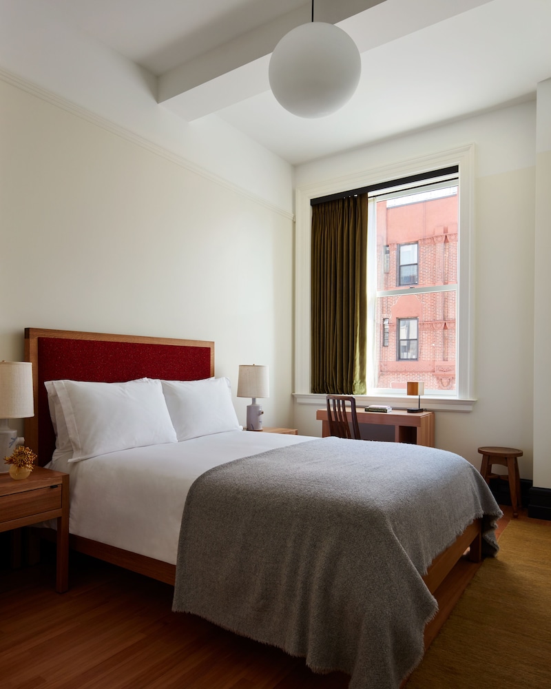 STUDIO, QUEEN BED