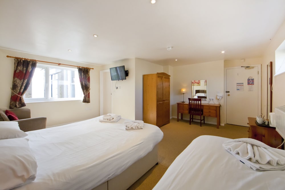 Cliff Hall Hotel 5/35