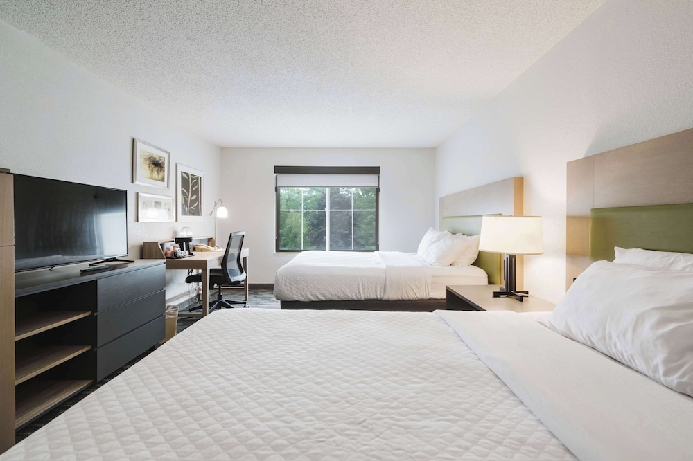 Room, 2 Queen Beds, Country Inn & Suites by Radisson, Queensbury - Lake George 3/10