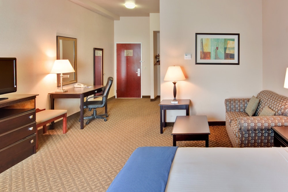 Holiday Inn Express Delano Hwy 99 19/49
