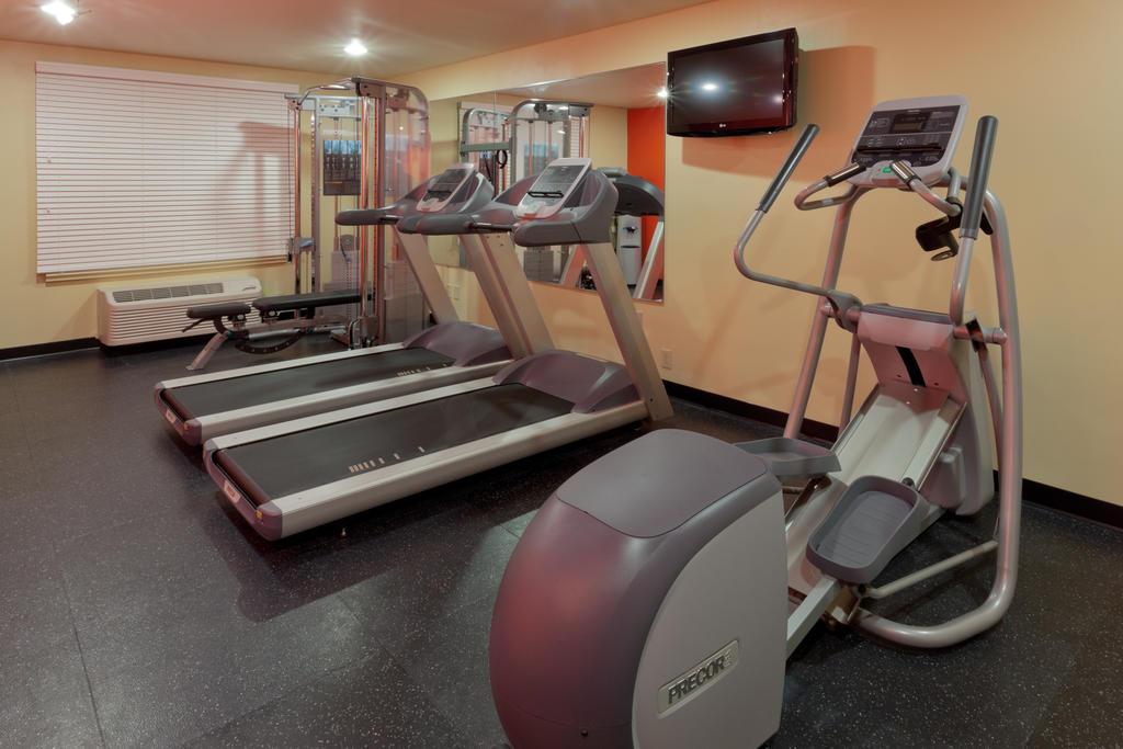 Country Inn & Suites by Radisson Holland, MI 20/42