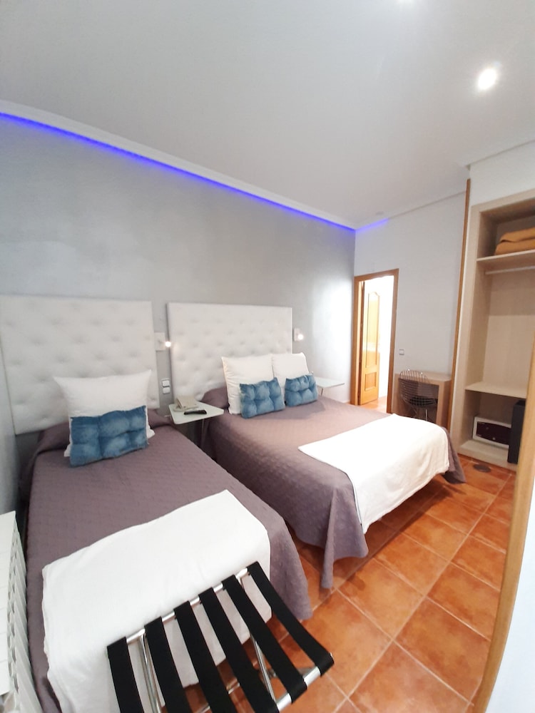 Hostal Las Fuentes 12/66