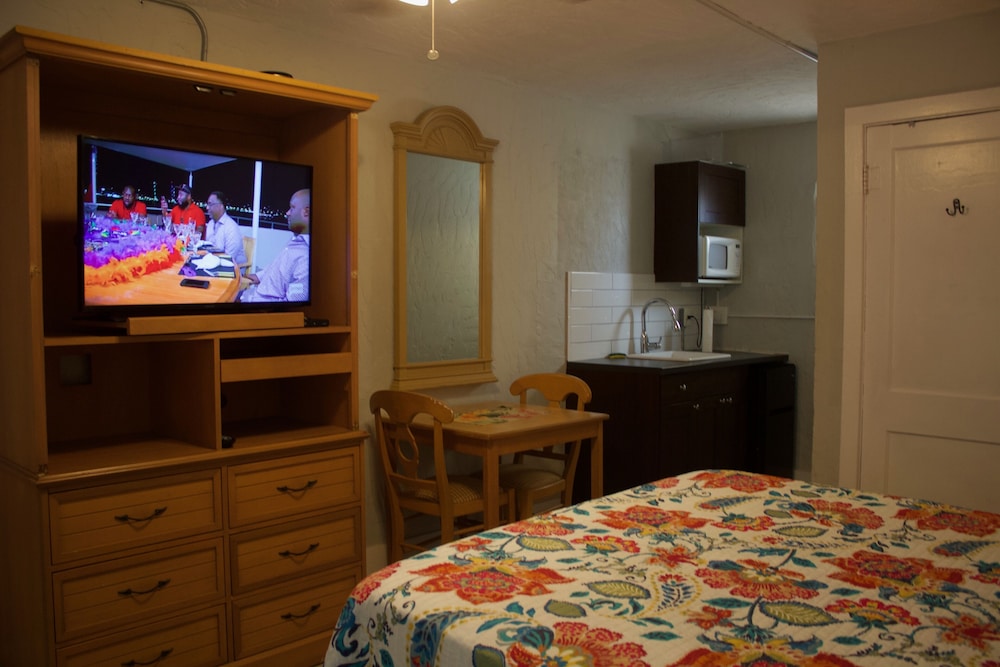Lorelei Resort Motel 24/69