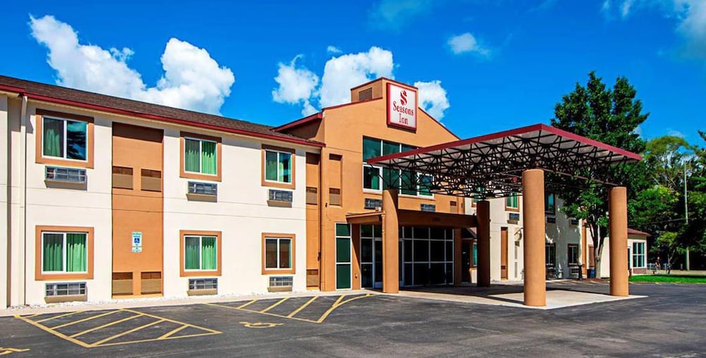 Seasons Inn Traverse City 2/45