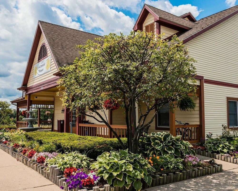 Econo Lodge & Suites Grand Rapids Airport 2/32