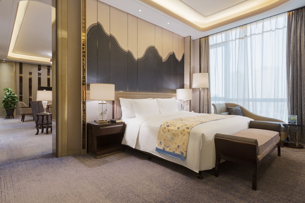 EXECUTIVE, KING BED