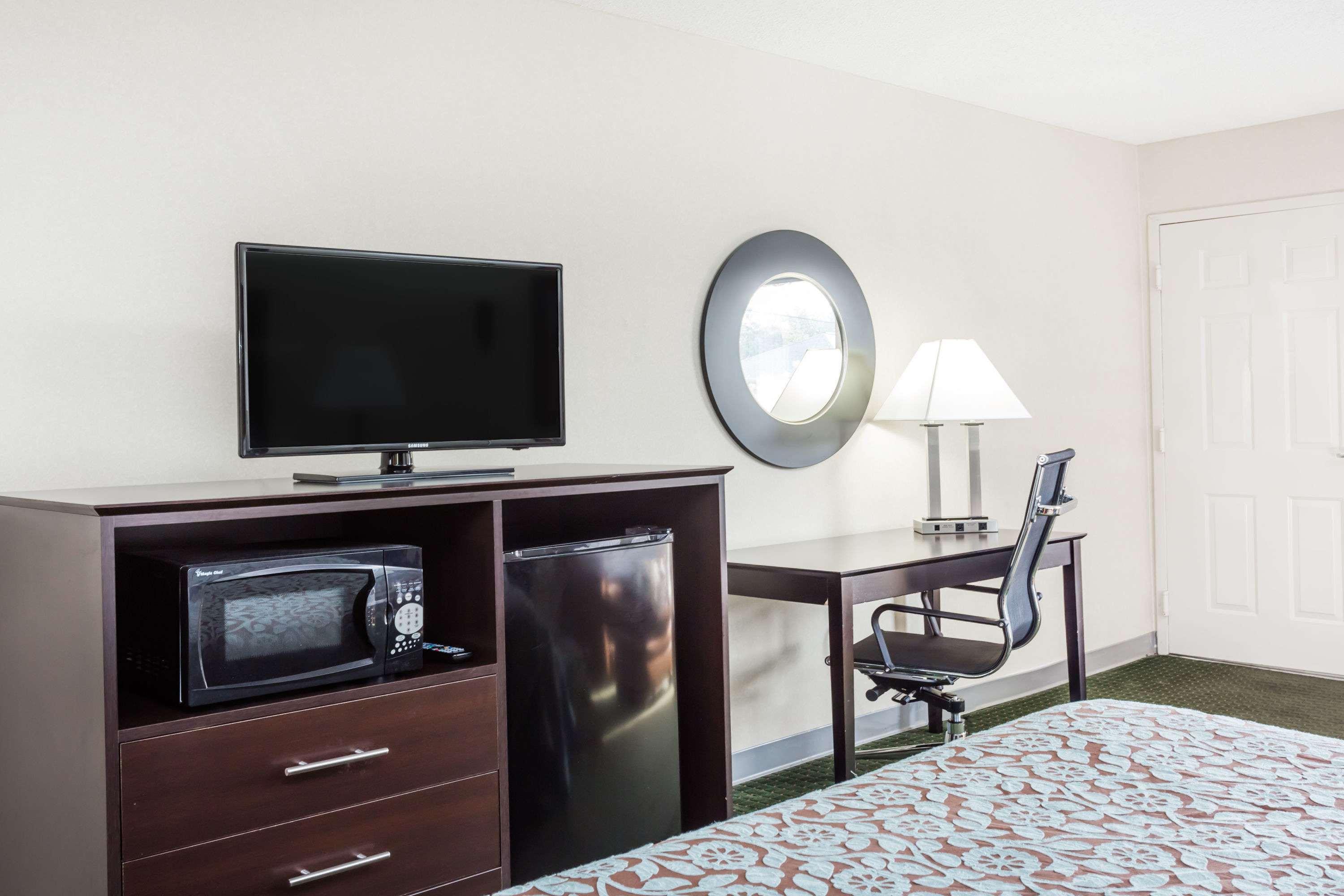 Days Inn by Wyndham Hendersonville 13/17