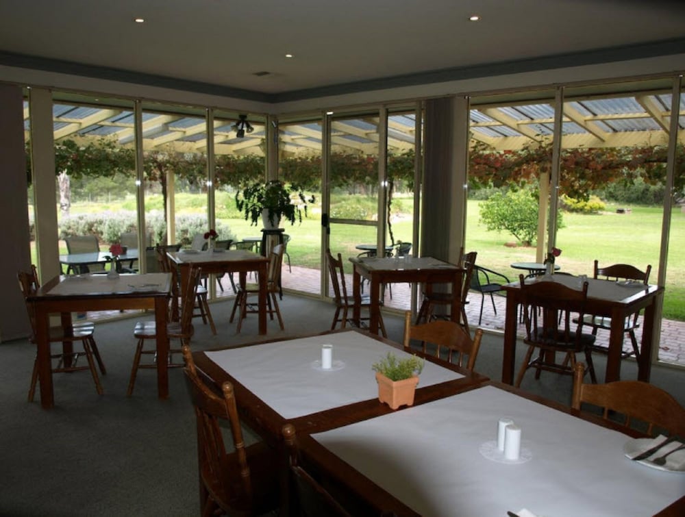 Civic Motor Inn Cowra 48/71