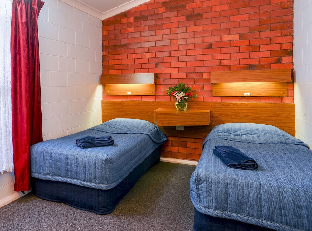 REST POINT MOTOR INN 26/58
