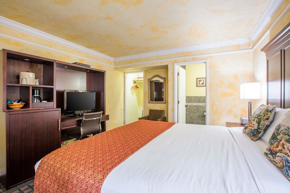 Clarion Collection Carmel Oaks Inn 15/28