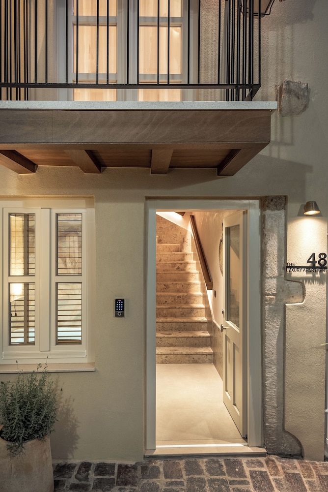 The 48 Suites 2/50