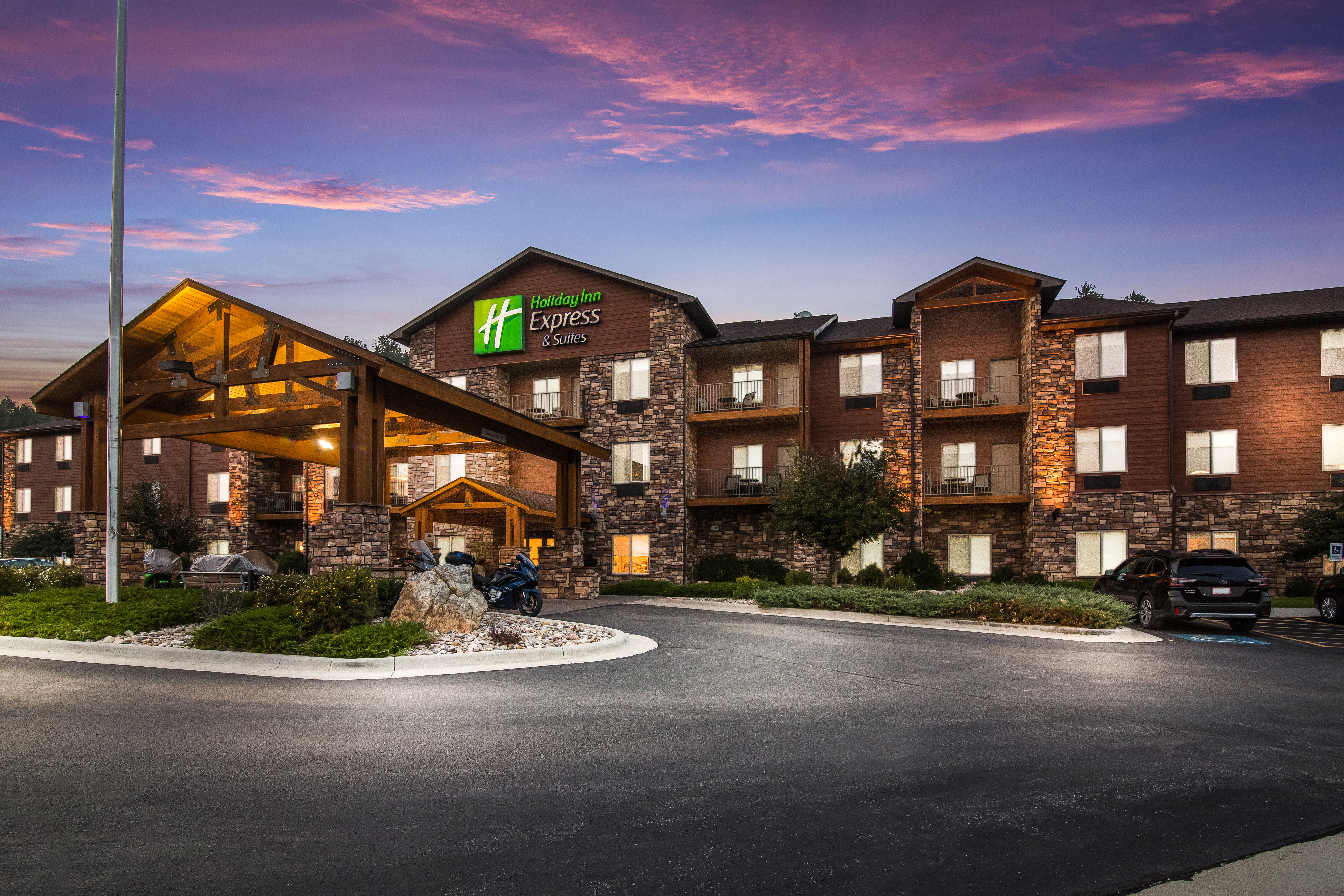 Holiday Inn Express and Suites Custer 4/59