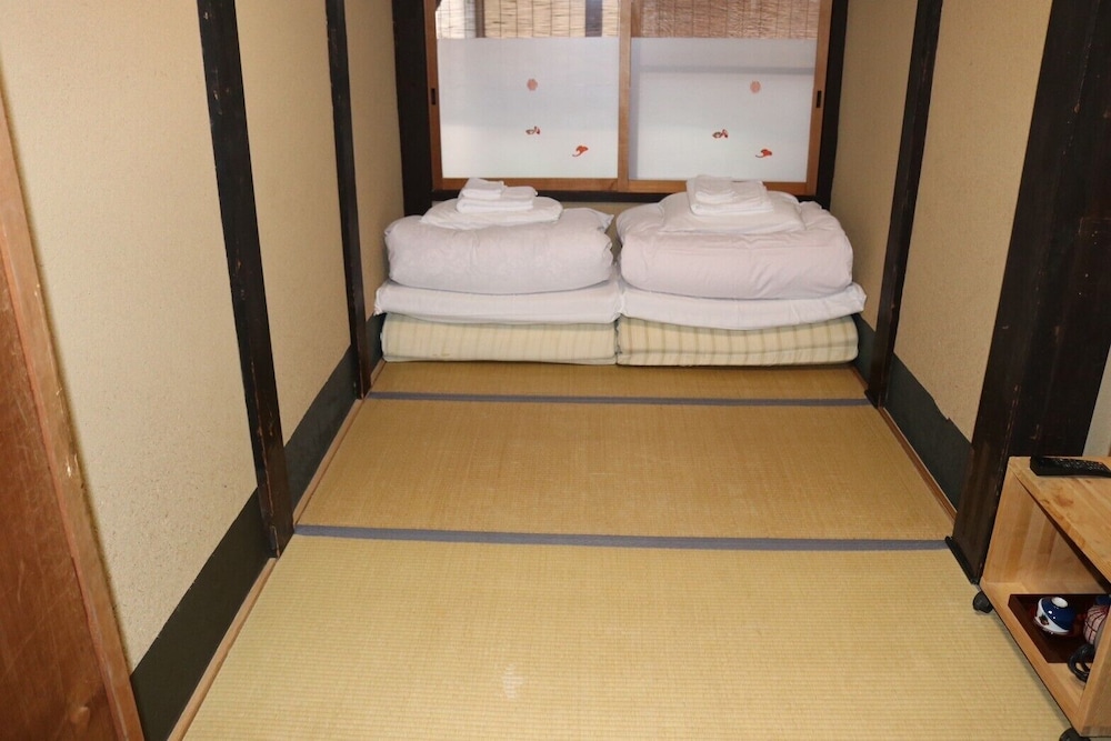 ECONOMY, TWIN BEDS, SHARED BATHROOM