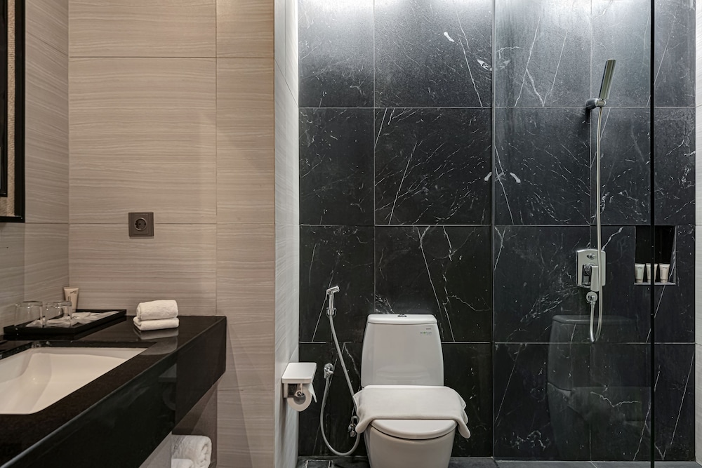 Whiz Luxe Hotel Spazio Surabaya 29/29