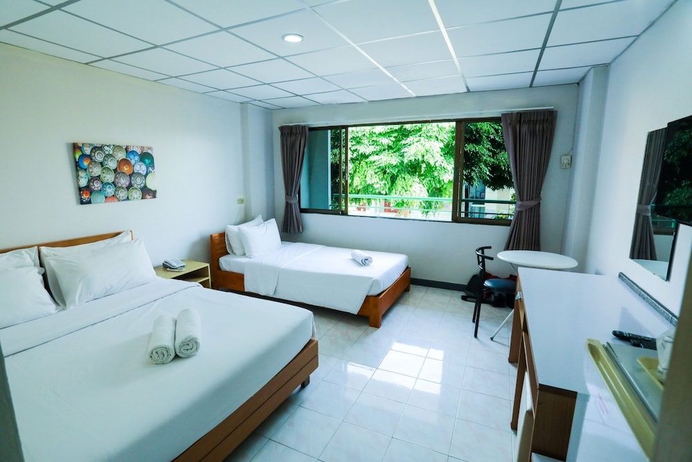 ROOM, TWIN BEDS