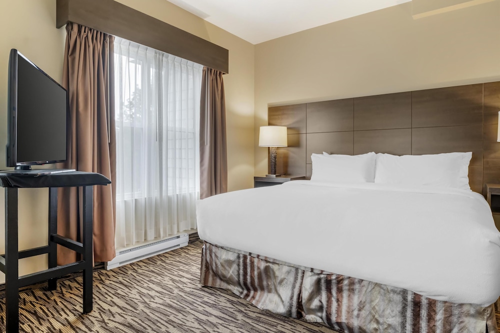 Suite, King Bed, Sofa, Living Area, Jetted Tub
