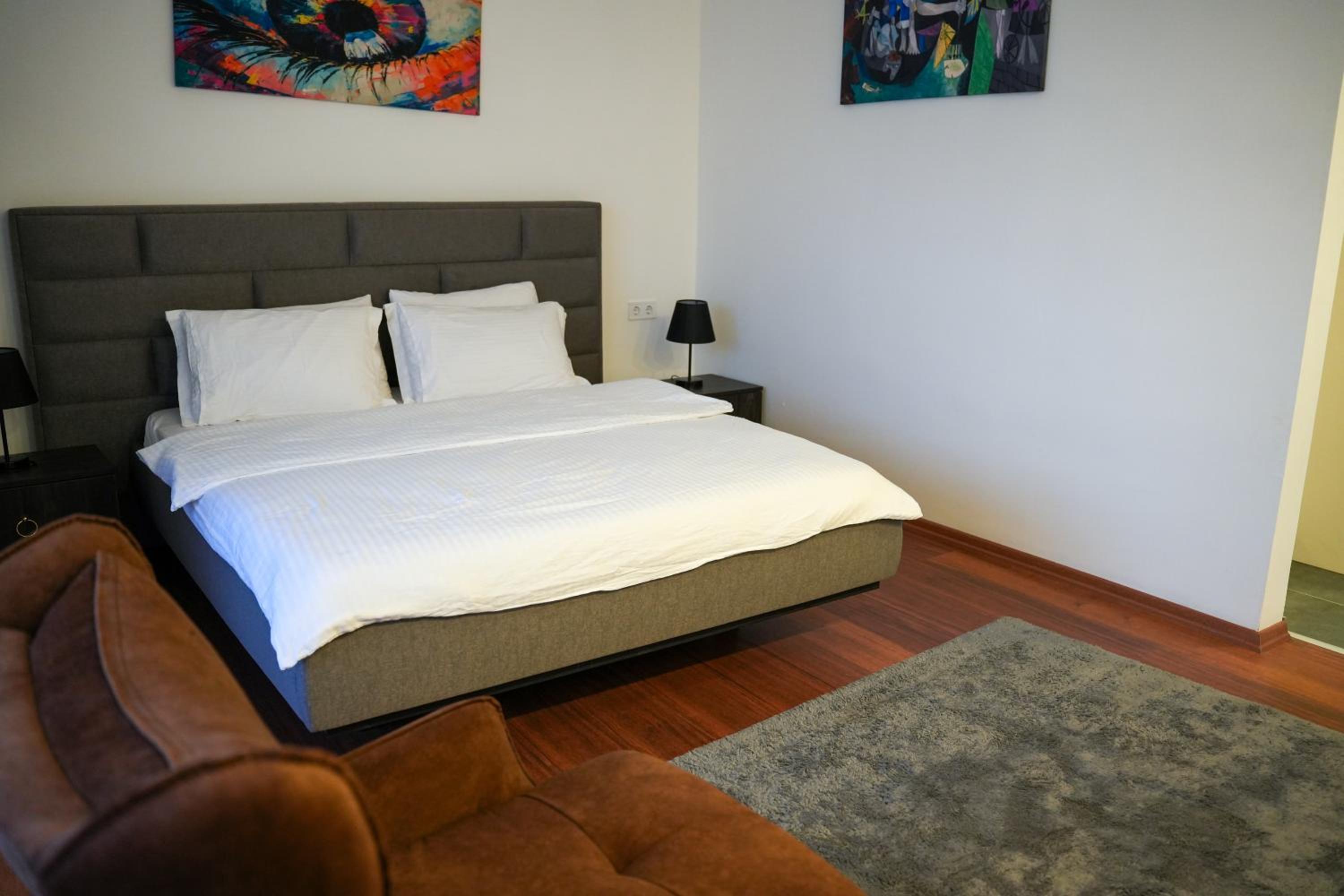 Budget, Double Bed, Side Mira Palace 5/10