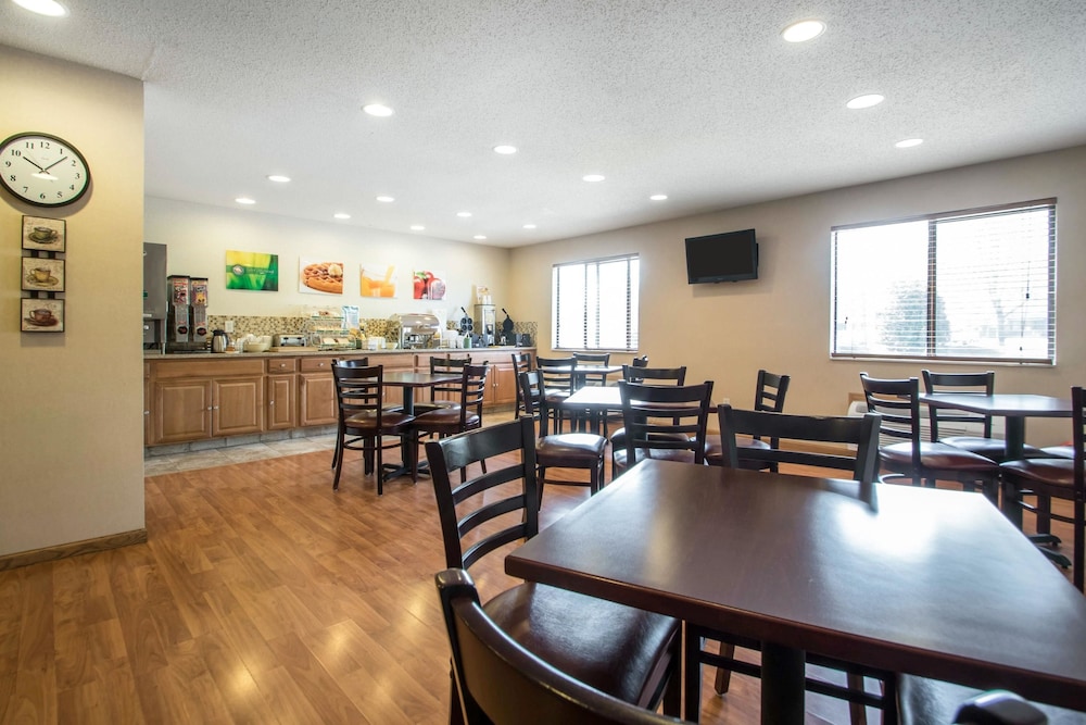 Quality Inn & Suites Sun Prairie Madison East 27/32