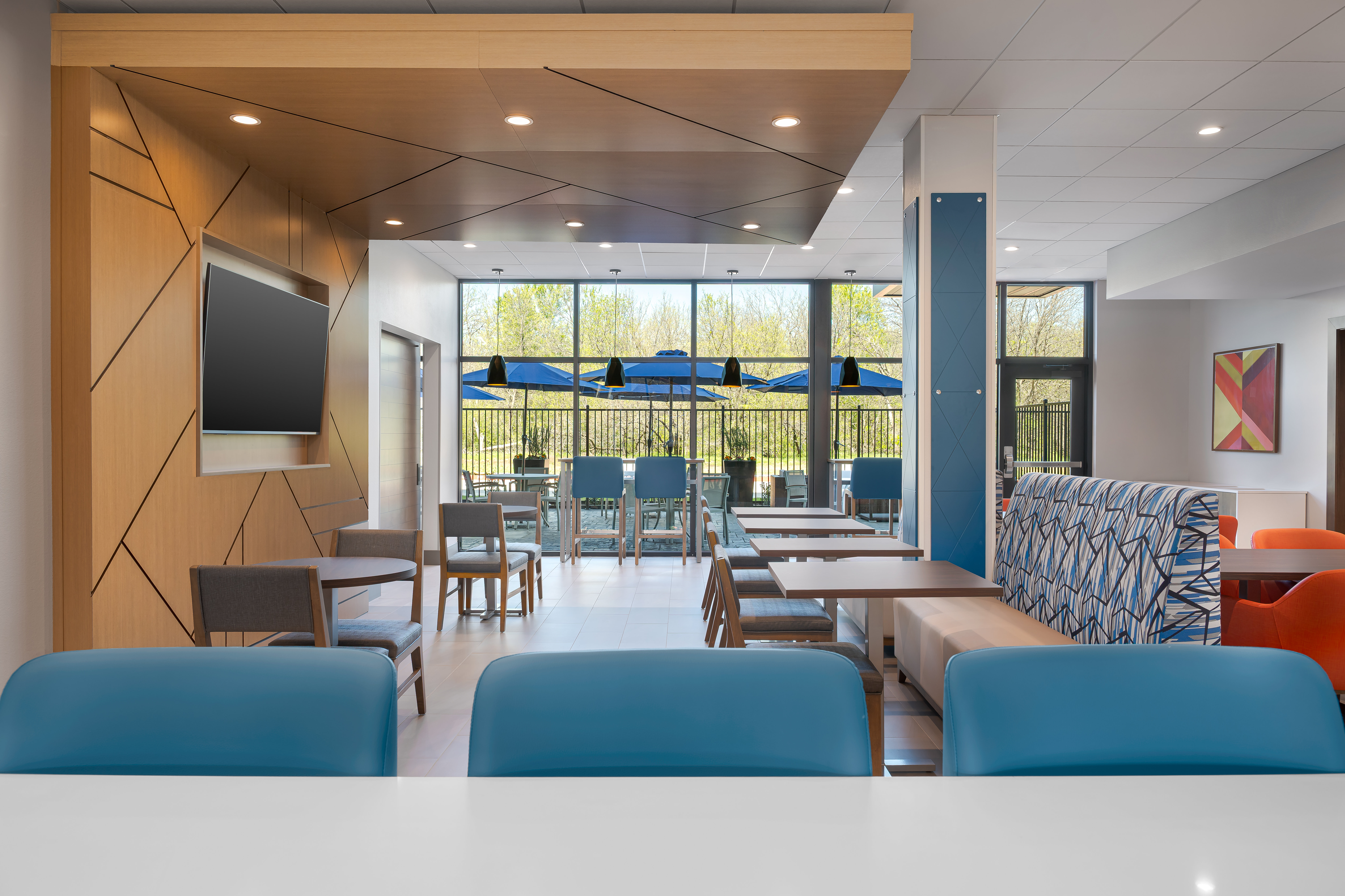 Holiday Inn Express & Suites DFW Airport Southwest Euless 58/62
