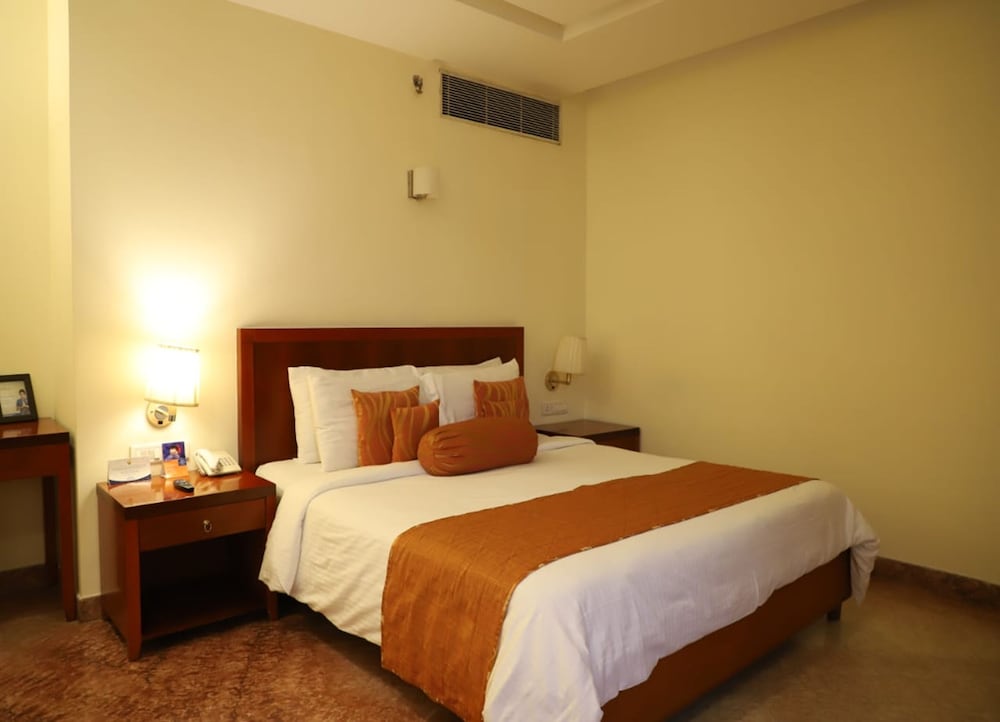 ROYAL SAROVAR PORTICO 6/35