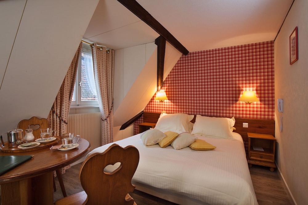 HOTEL DE LA TOUR 23/67