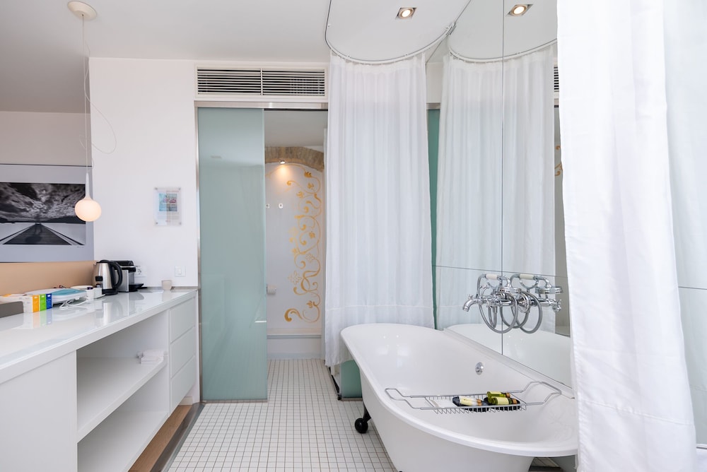 Riva Luxury Suites 49/50