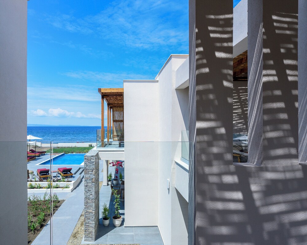 Amyntas Seafront Hotel 52/58