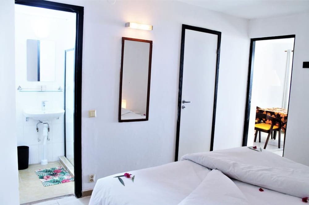 Bungalow Beach Hotel 18/58