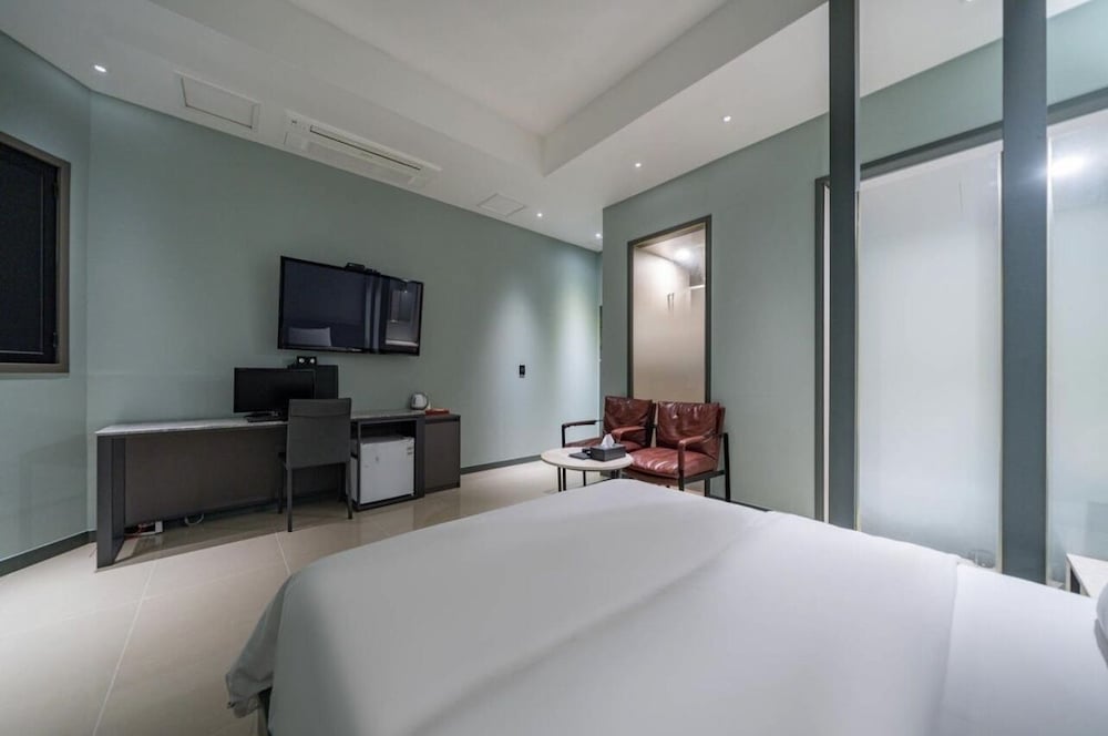Royal, Suite, Queen Bed, No Parking