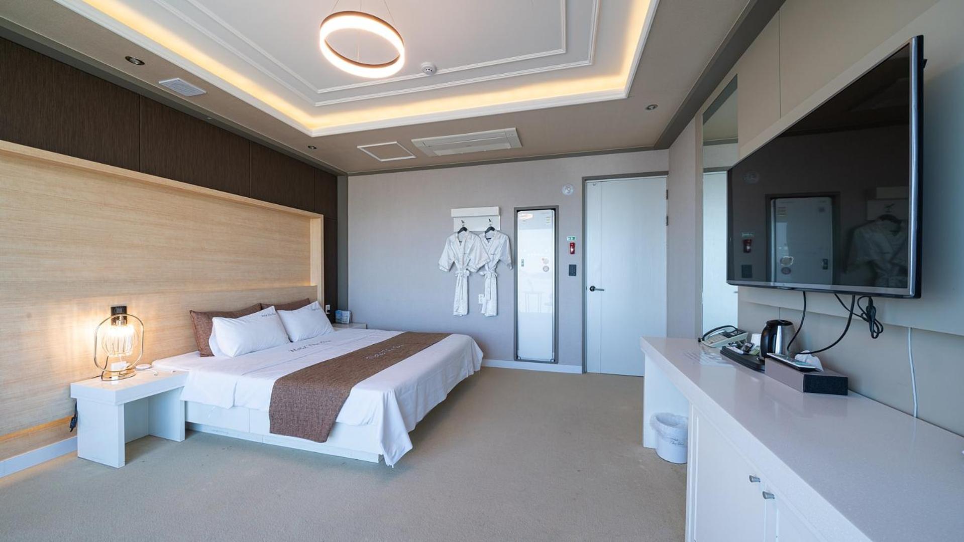 غرفة بريميوم بسرير مزدوج بإطلالة على البحر، Hotel The One Yeosu 5/10