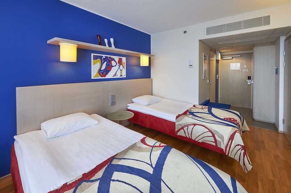 ROOM, TWIN BEDS
