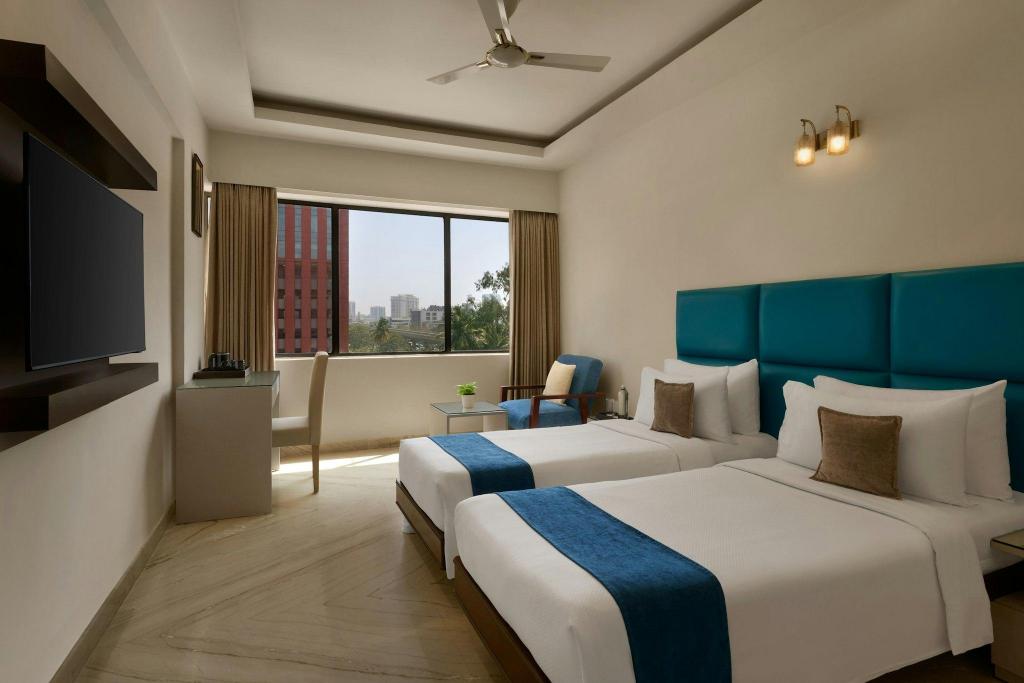 Green, Guest Room, Premium, Twin Beds, City View