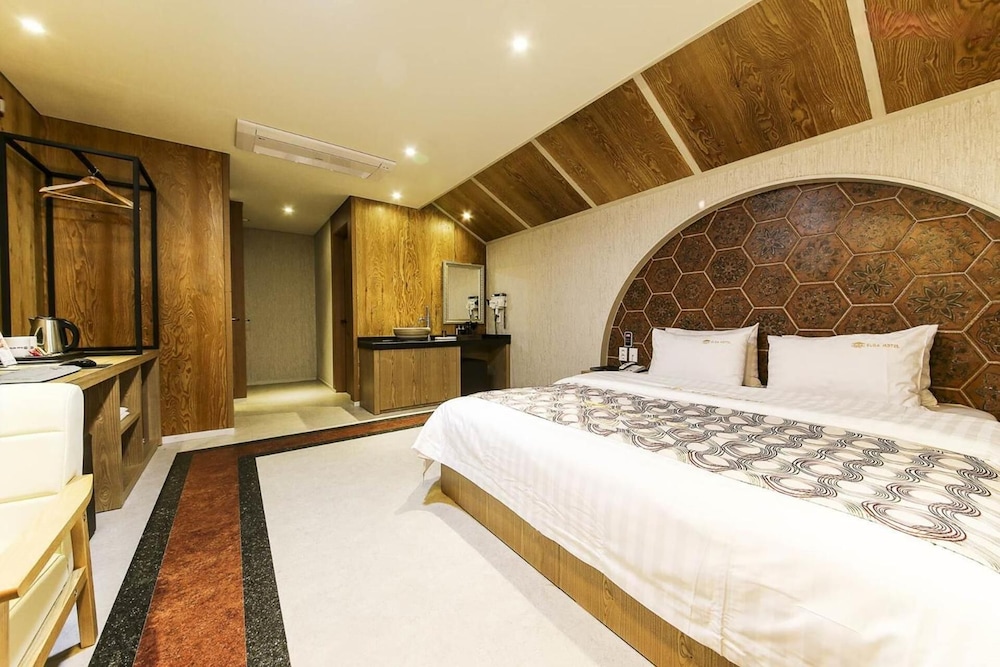 Elga Hotel 16/67