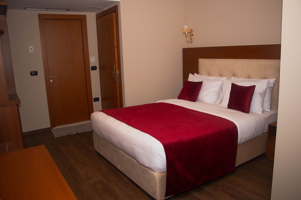 Albanopolis Hotel 16/60